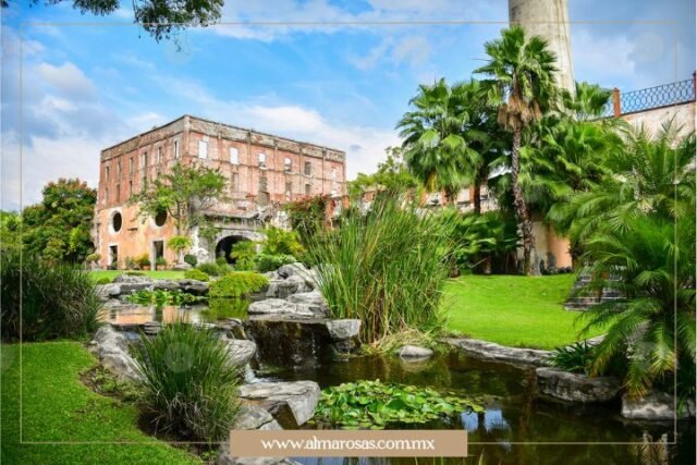 Vista lejana del casco en Hacienda Santa Inés, con un precioso riachuelo al centro del jardín.