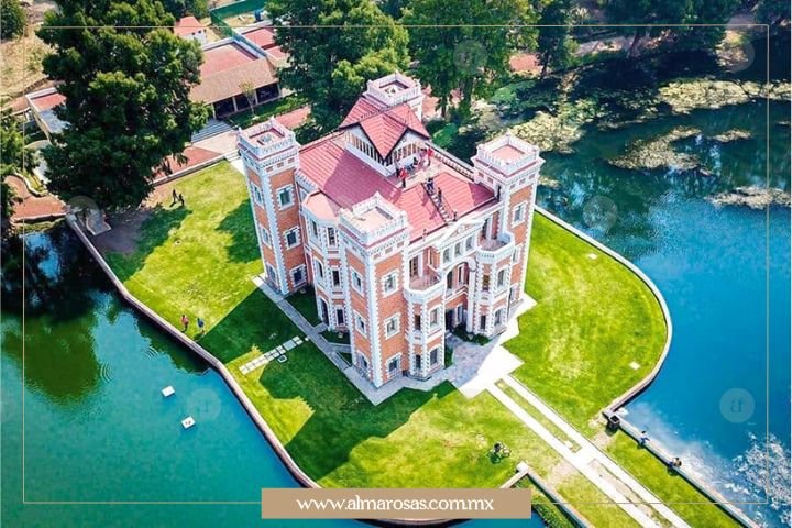Este ícono poblano, rodeado de un majestuoso lago y en el corazón del bosque, representa una réplica perfecta de un castillo; escenario increíble, único e icónico para las bodas más exclusivas.