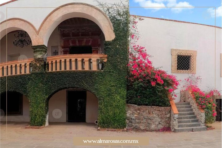Arcos principales de Hacienda Nexatengo en el pueblo mágico de Atlixco, famosa por sus icónicas bugambilias que rodean la magia de las bodas que aquí se celebran.