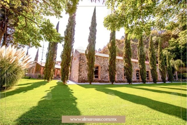 Una ex planta hidroeléctrica, inmersa en el corazón de unos impresionantes jardines y rodeada de un río, se convierten en el escenario perfecto para bodas y eventos en el pueblo mágico de Atlixco.