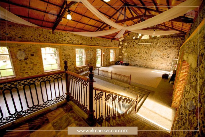Salón en La Antigua Planta San Agustín, increíble espacio cerrado rodeado de los exhuberantes jardines y muros de piedra originales, con doble altura interior.