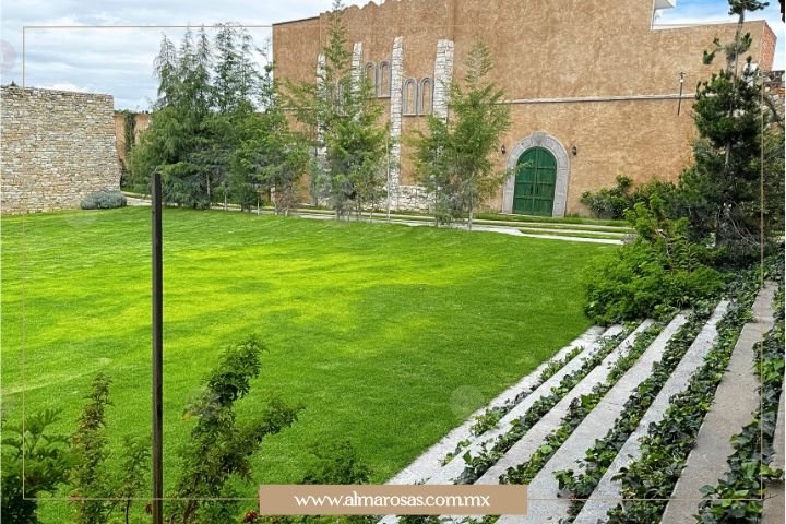 Jardín de terraza en Montalcina, rodeado de vegetación, y perfecto para complementar el área de terraza.