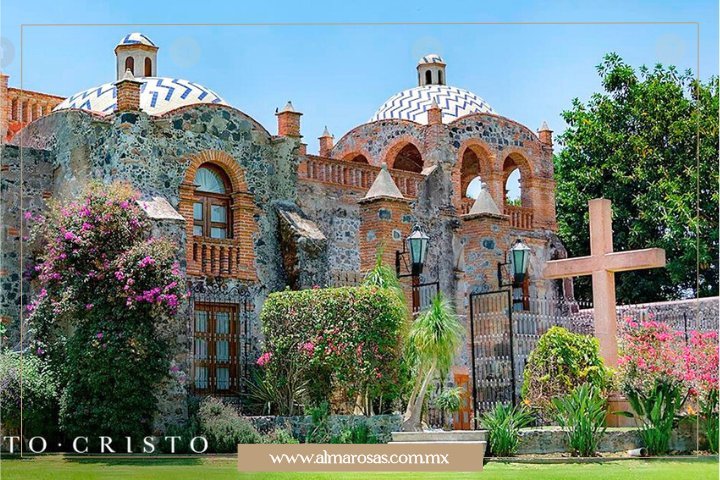 Fachada principal de Hacienda Santo Cristo, el corazón de un complejo completo para las bodas destino, acompañado de un hotel de lujo e instalaciones de la mejor calidad, es el escenario perfecto para bodas exclusivas y bodas destino.