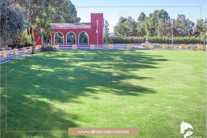 Jardín principal en Antiguo Hípico Haras, junto a la capilla del recinto.