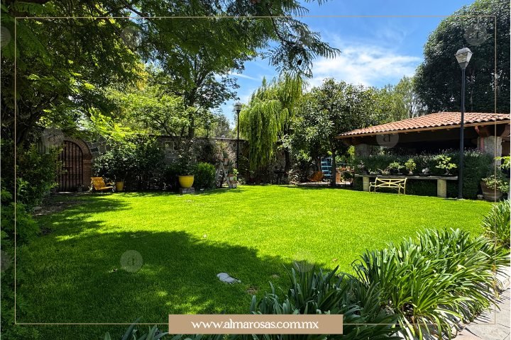 Jardín principal en Casa en Cholula, el espacio perfecto para bodas petite y bodas boutique, rodeado de naturaleza.