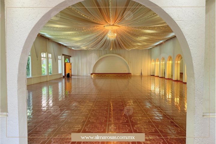 Salón principal en Finca San Andrés, perfecto para bodas con un look elegante por sus espejos laterales y el techo entelado.