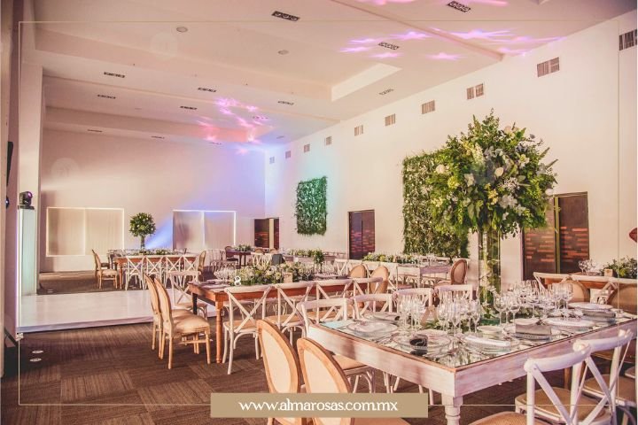 Centro de Convenciones de Hotel Luna Canela, un espacio cerrado perfecto para bodas íntimas, su cereza delpastel es la apertura hacia la explanada del caballito y el impresionante espejo de agua que rodea a la pieza de arte central.