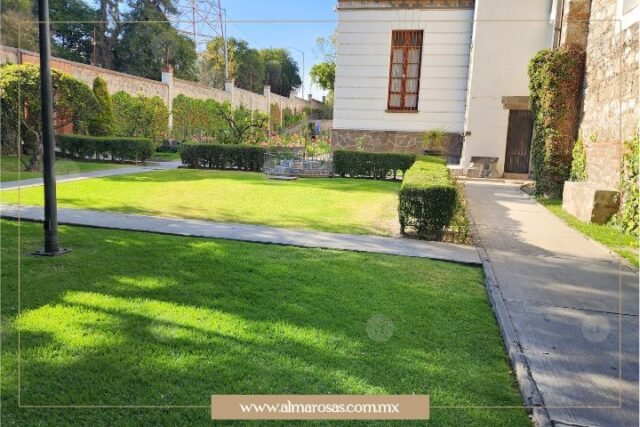 Jardin de fachada del Molino de Huexotitla, ante la impresionante fachada del histórico lugar.