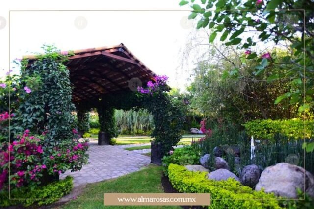 Velaria en Quinta San José, perfecta para celebrar una ceremonia íntima, rodeada de vegetación y sus hermosas bugambilias.