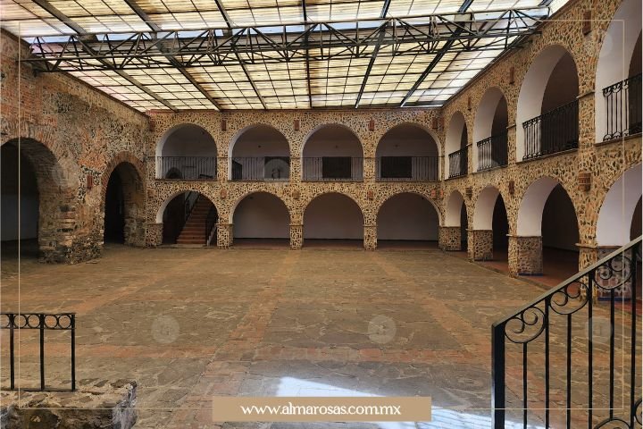 Salón principal en Hotel El Cristo, rodeado de muros antiguos que le dan un caracter especial y original, además de sus dobles arcos y los arcos principales de fondo.