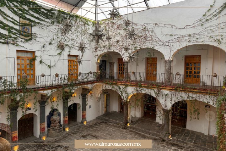 Patio principal de La Casa del Conde de Ovando, un patio histórico en el centro de Puebla rodeado de los icónicos arcos que los caracterizan y una enredadera que le da vida al espacio.