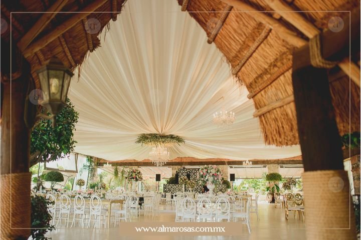 Palapa principal en Finca Las Palmas, funciona perfecto como un salón por su increíble estructura y altura, es un espacio semi abierto perfecto para bodas de día para aprovechar sus exhuberantes jardines.