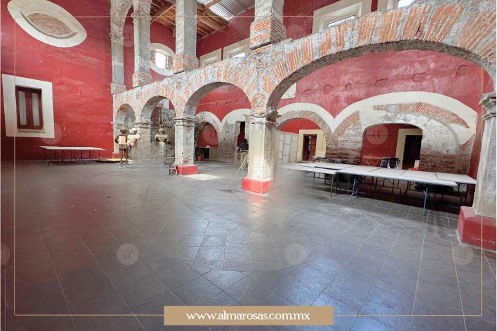 Salón principal en La Tocinería, icónico por sus arcos centrales y el característico color rojo de sus paredes, un espacio cerrado perfecto en el centro de Puebla.