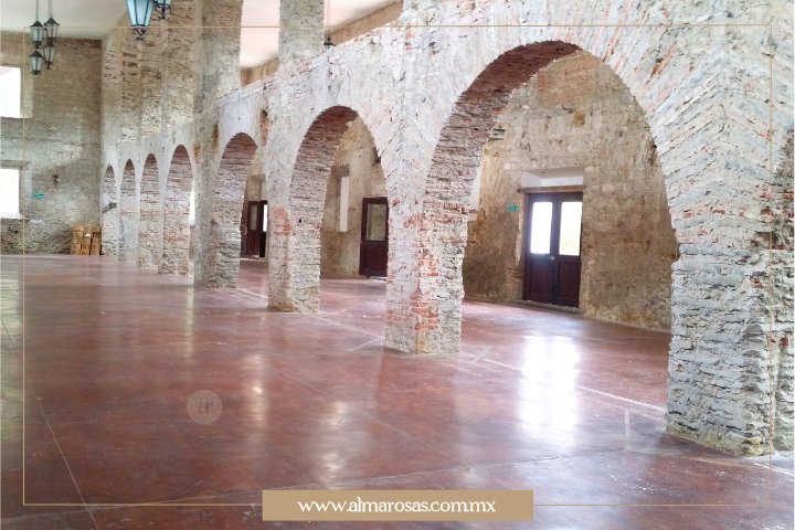 Salón Acueducto en Molino de enmedio, un lugar súper característico por los arcos que tiene al medio, característicos de un verdadero acueducto, con capacidad para 250 personas.